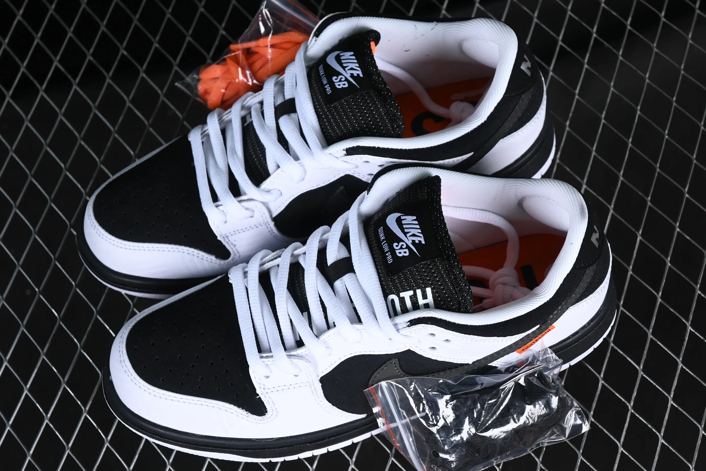 All categories Nk SB Dunk Series Nk SB Dunk Low low-top sneakers Cost-effective version Tightbooth x Nk SB Dunk joint model Reverse Panda SB low-top casual sports skateboard shoes FD2629-100